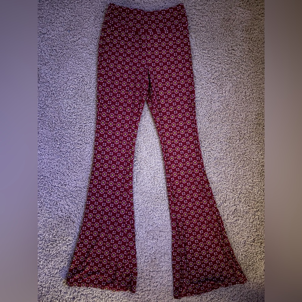 no boundaries beach flare pants, size small, burgundy/yellow pattern.